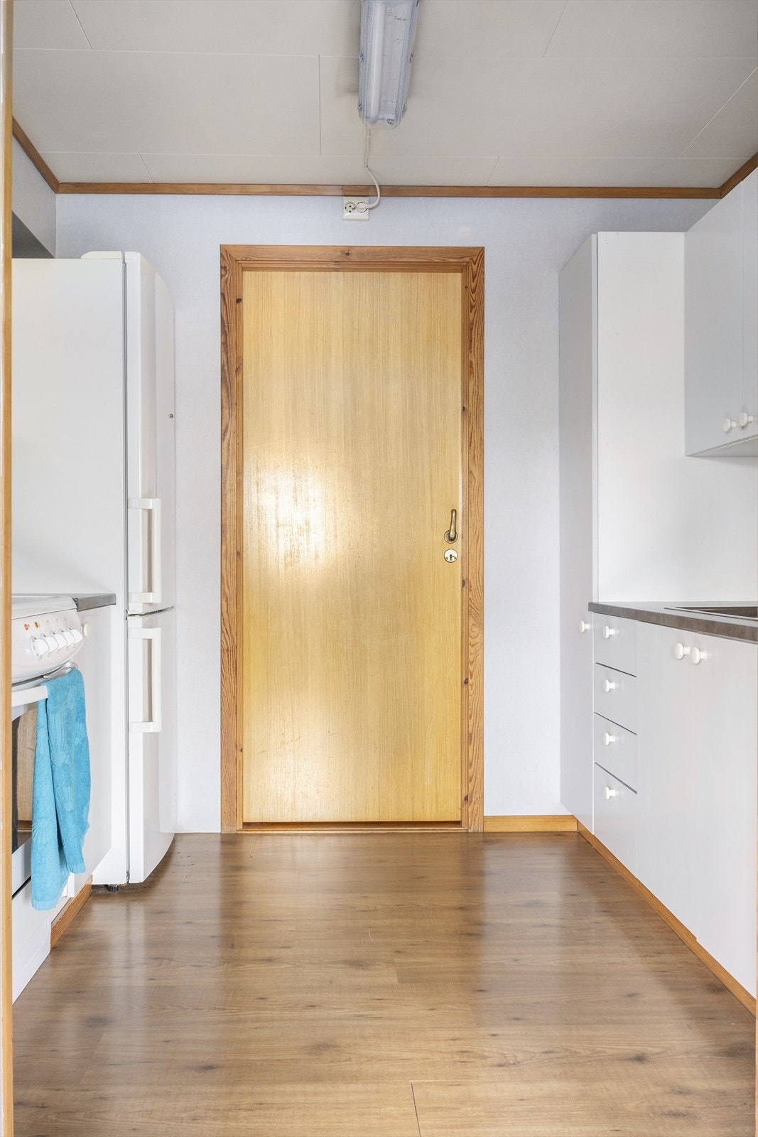 Utleiedelen har et lyst og stilrent kjøkken Galleribilde