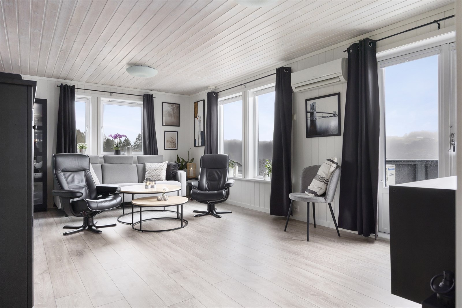 Hovedstuen er et lyst og romslig oppholdsrom Galleribilde