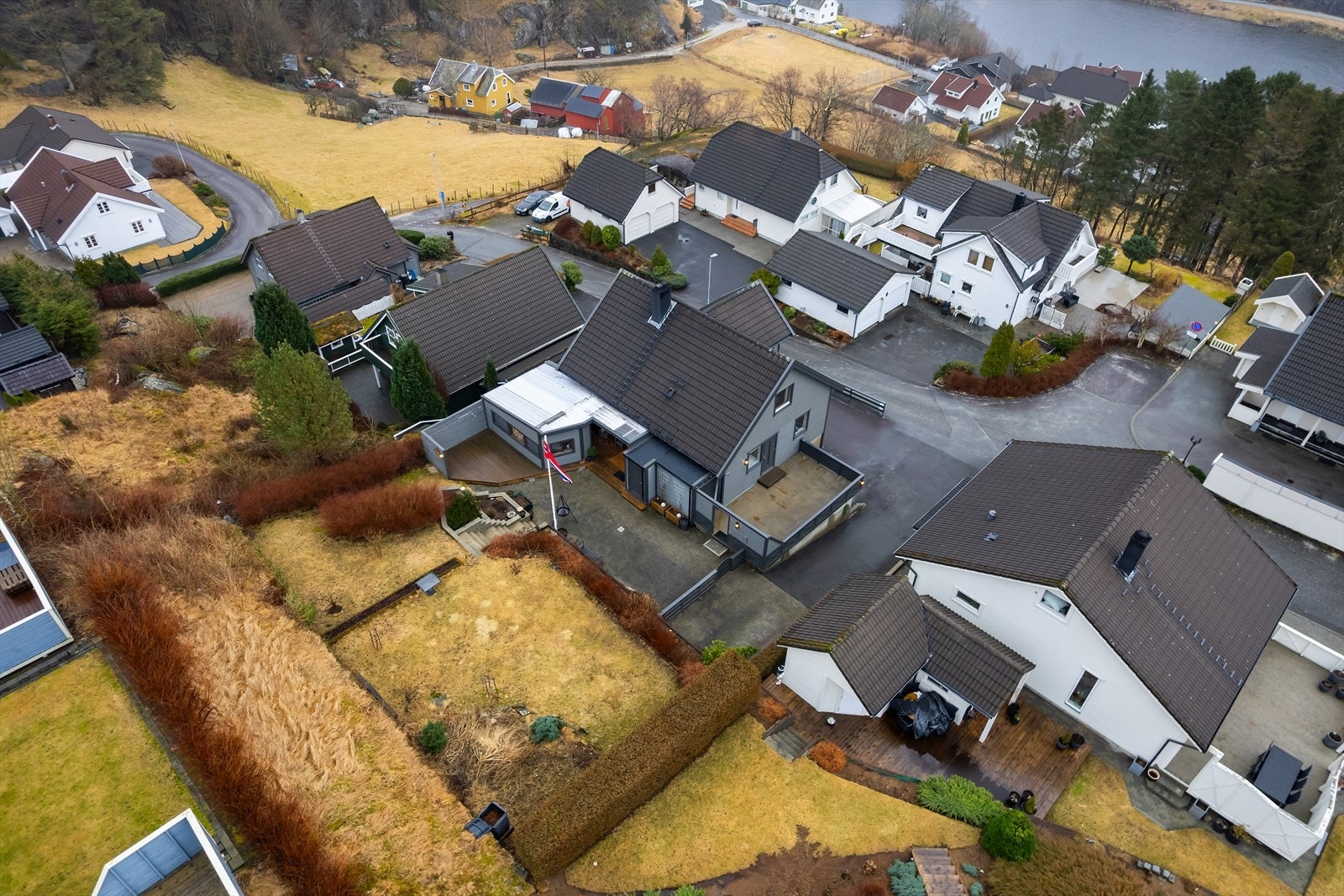 Tomten er opparbeidet med en lettstelt hage og en koselig bakgård med belegningsstein Galleribilde