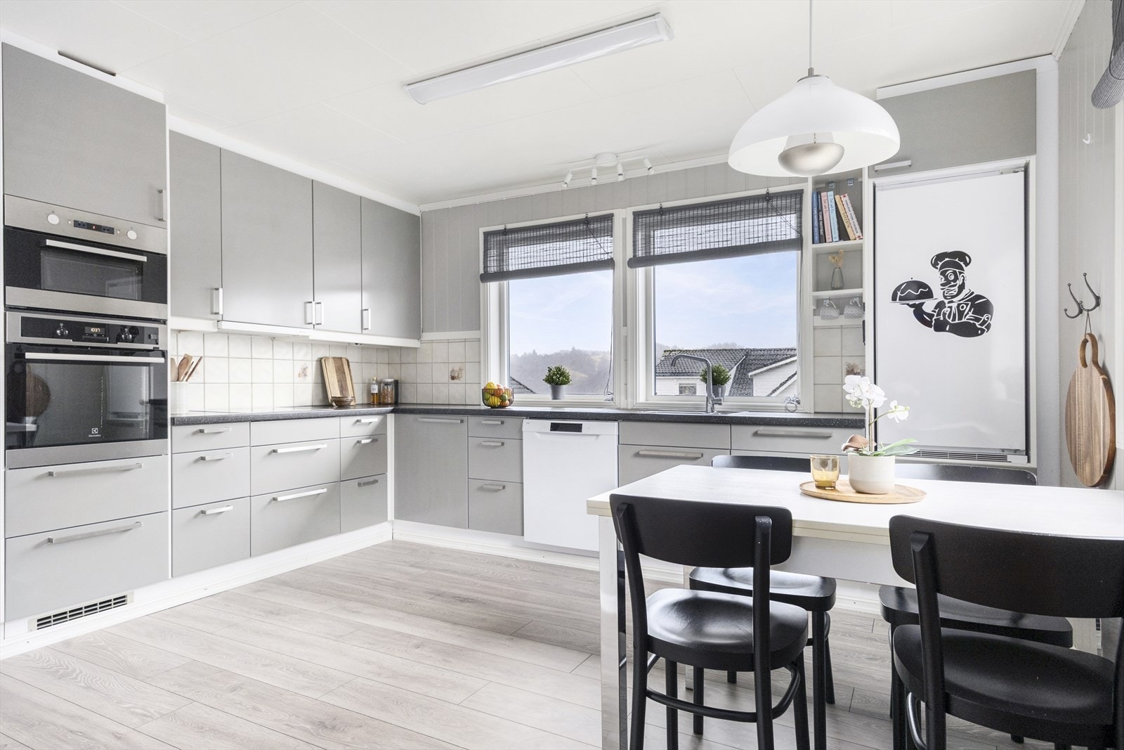 Integrerte hvitevarer som kjøleskap, mikrobølgeovn, stekeovn og koketopp følger med boligen Galleribilde