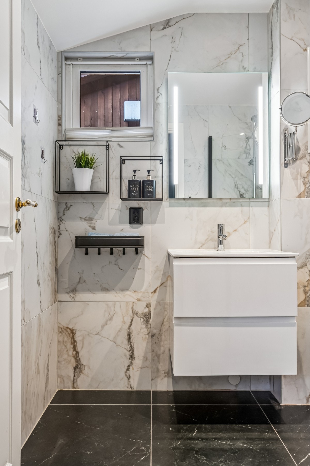 Lekkert bad med et moderne uttrykk og behagelig gulvvarme. Galleribilde