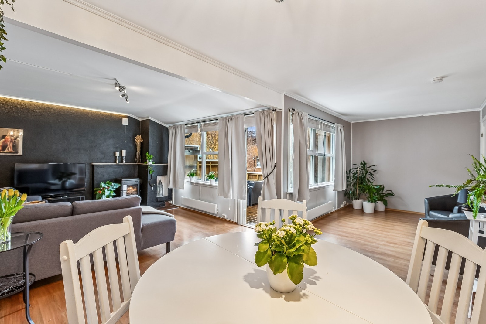 Store vindusflater som gir rikelig med naturlig lysinnslipp. Galleribilde