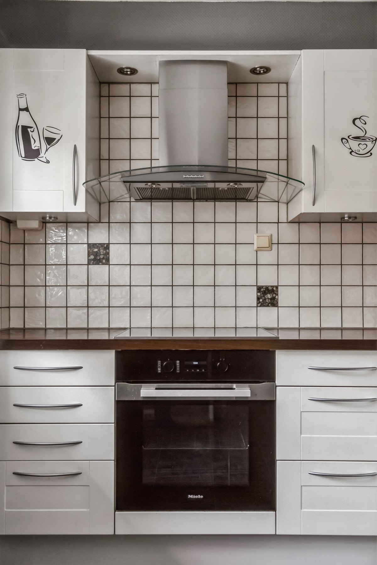 Kjøkkenet har integrerte hvitevarer som platetopp og stekeovn. Galleribilde