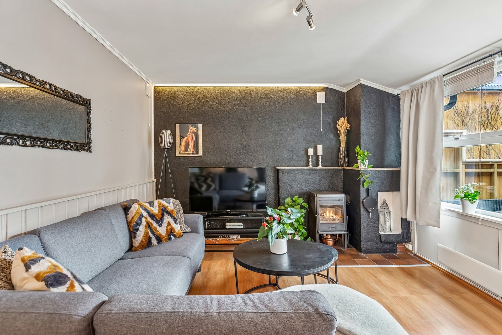 Innbydende stue med peis som naturlig samlingspunkt. Galleribilde