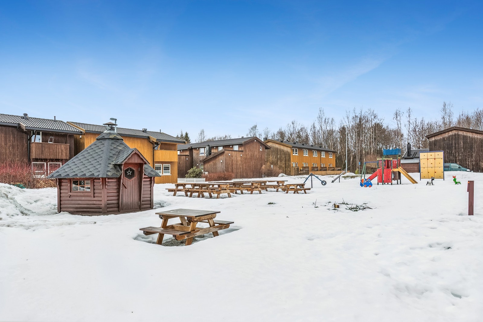 I nærheten finner man blant annet Tillerparken, lekeområder, fotballbaner og akebakke. Galleribilde