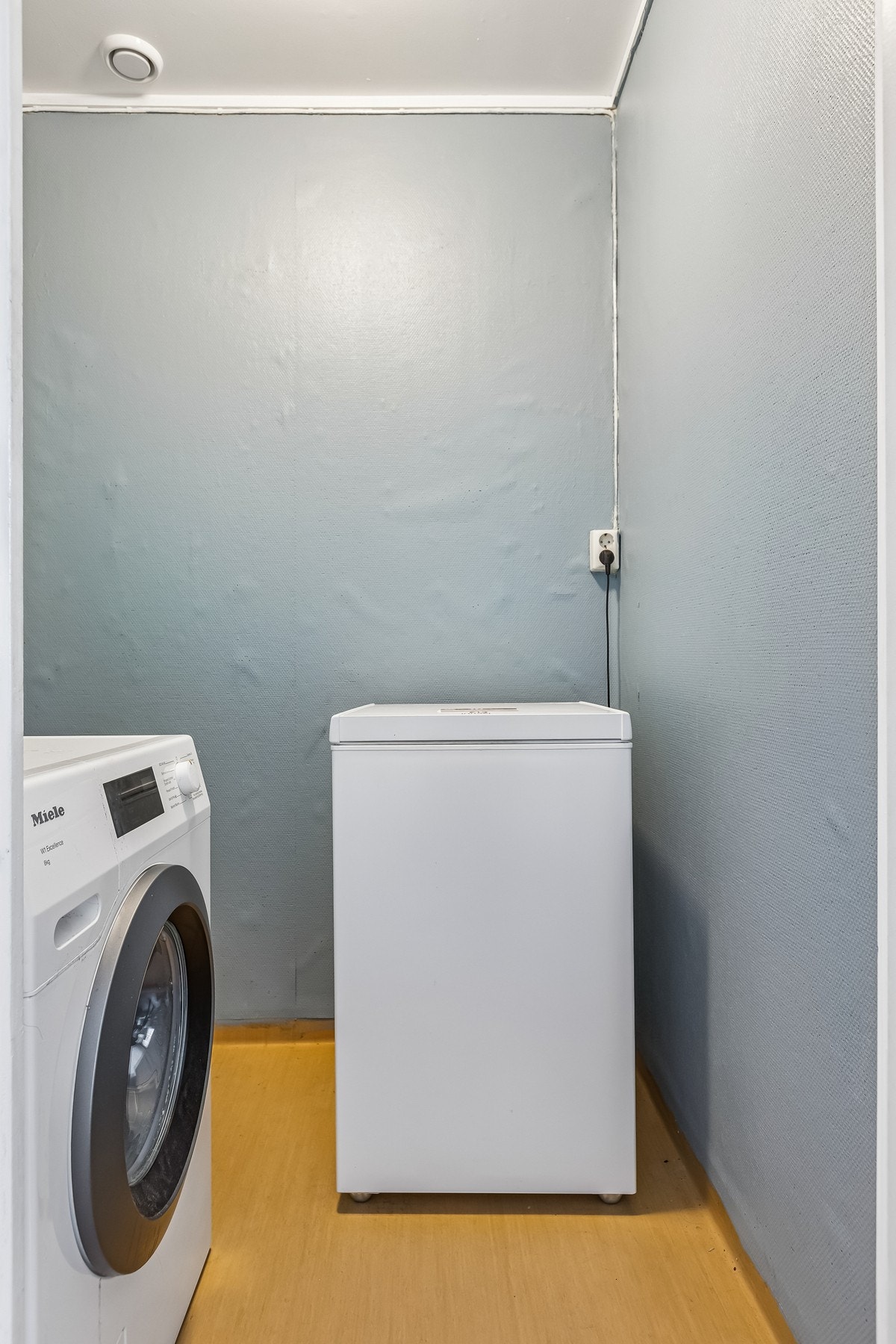 Vaskerom med kran og avløp for vaskemaskin. Galleribilde