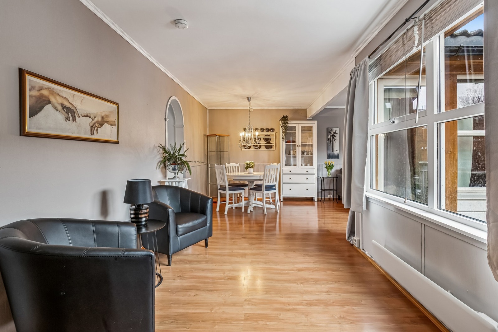 Praktisk planløsning med god plass til flere sittegrupper. Galleribilde