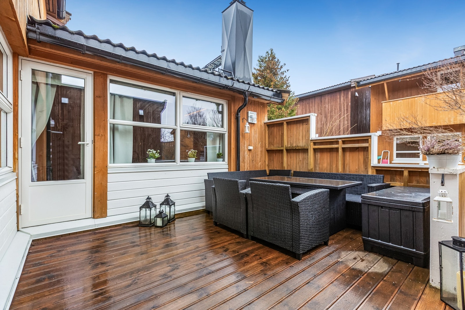 Romslig terrasse med plass til ønsket sittegruppe. Galleribilde