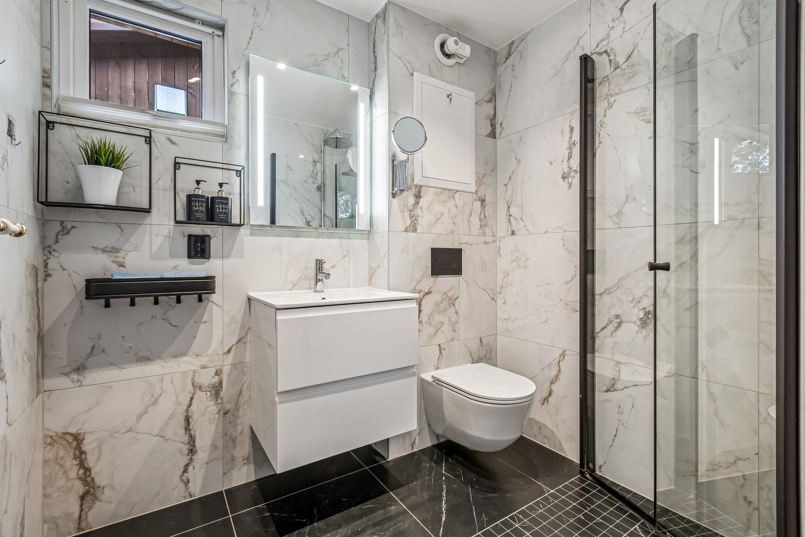 Innfellbare dusjdører som frigjør gulvplass og gjør rommet mer funksjonelt. Galleribilde