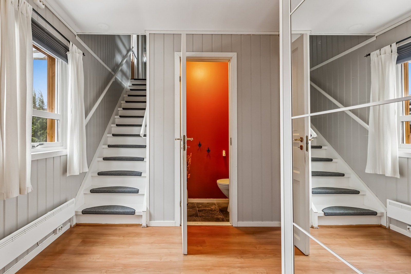 Lys og innbydende entré. Galleribilde