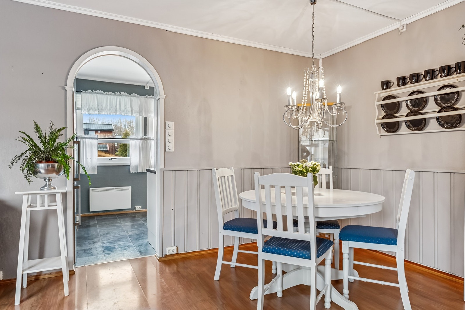 Fra spisebordet er det kort vei til kjøkkenet. Galleribilde