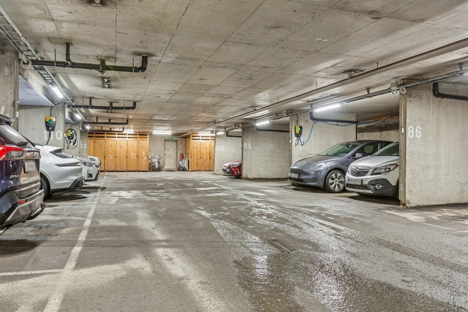 Det følger en garasjeplass til hver leilighet. Galleribilde