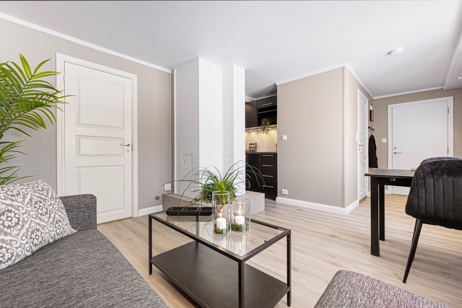 Stue og kjøkken i åpen løsning Galleribilde