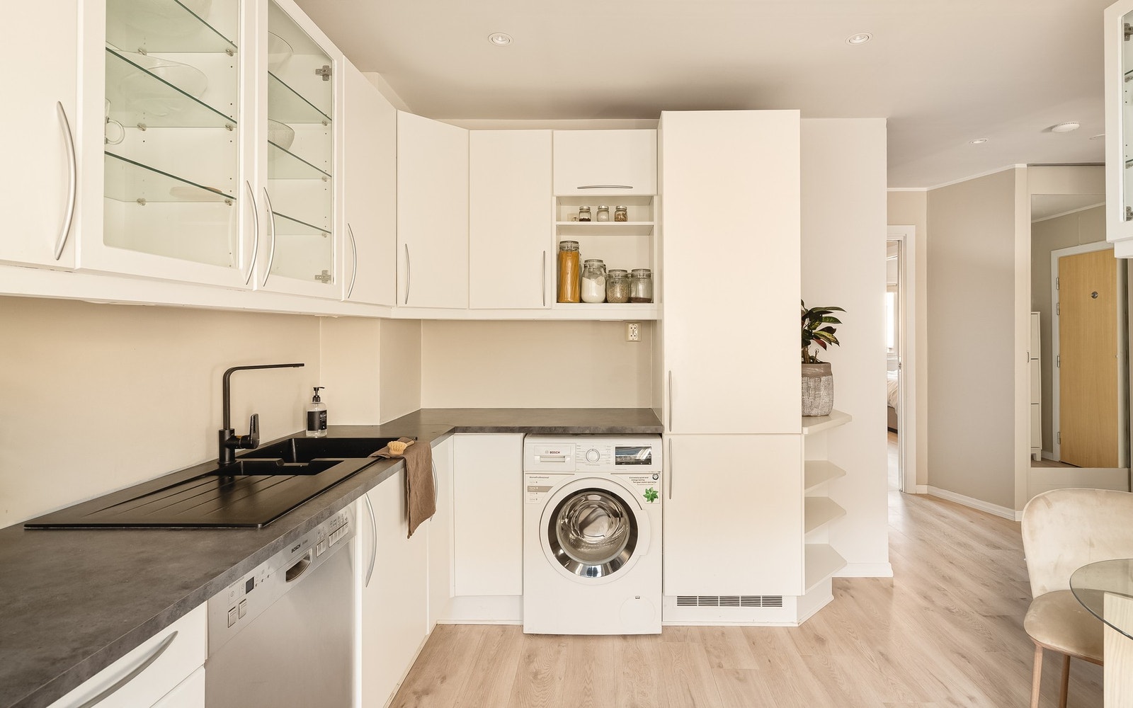 Innredningen består av slette fronter, laminat benkeplate, over benkeplaten er det benyttet malte flater, oppvaskkum og ventilator. Galleribilde