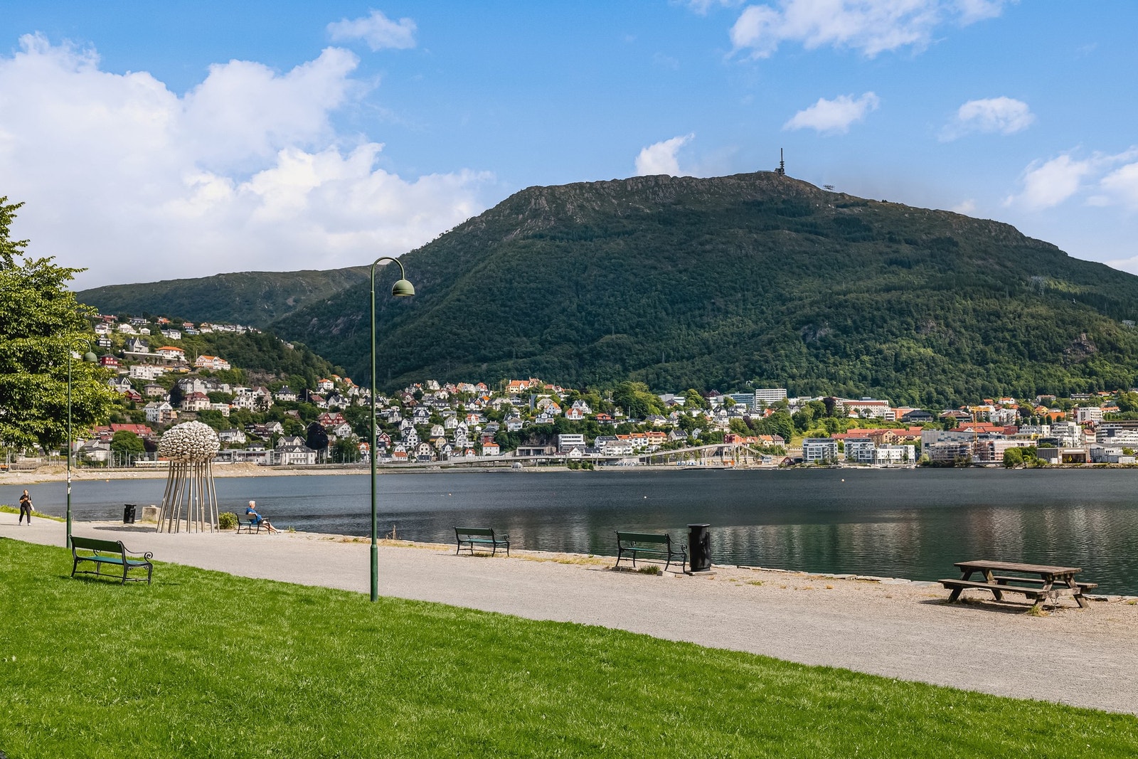 Liker du å holde deg i aktivitet er mulighetene i området mange og dørstokkmila kort. Dersom du vil ta deg en kjapp joggetur er det bare å snøre på seg joggeskoene og sette på tur rundt Store Lungegårdsvannet. Galleribilde