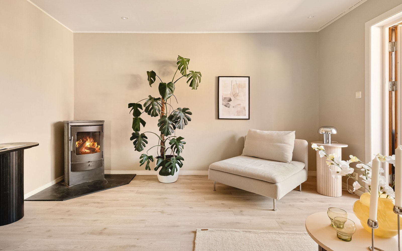 Det er god plass til sofa, stuebord og mediemøblement. Galleribilde