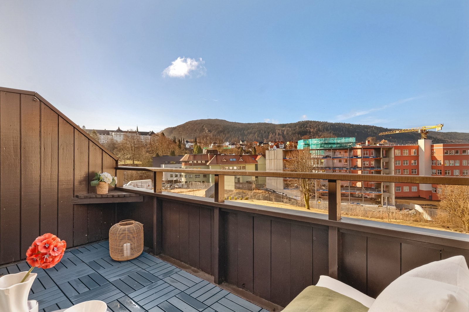 Her bor du rolig og tilbaketrukket i fine omgivelser, med kort vei til store arbeidsplasser, studieinstitusjoner og den livlige sentrumskjernen! Galleribilde