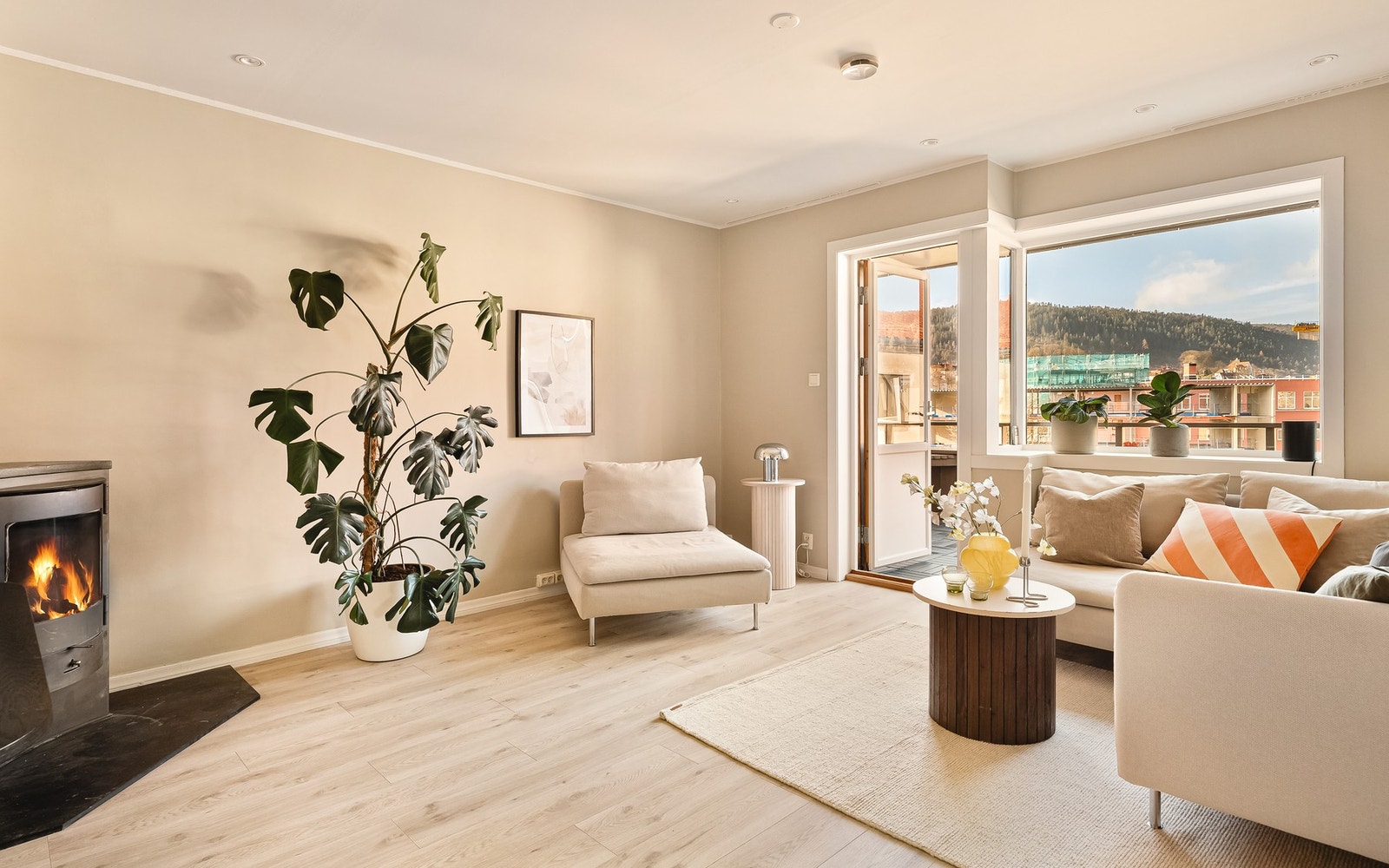 Vi tar turen videre inn til leilighetens åpne og lyse stue. Galleribilde