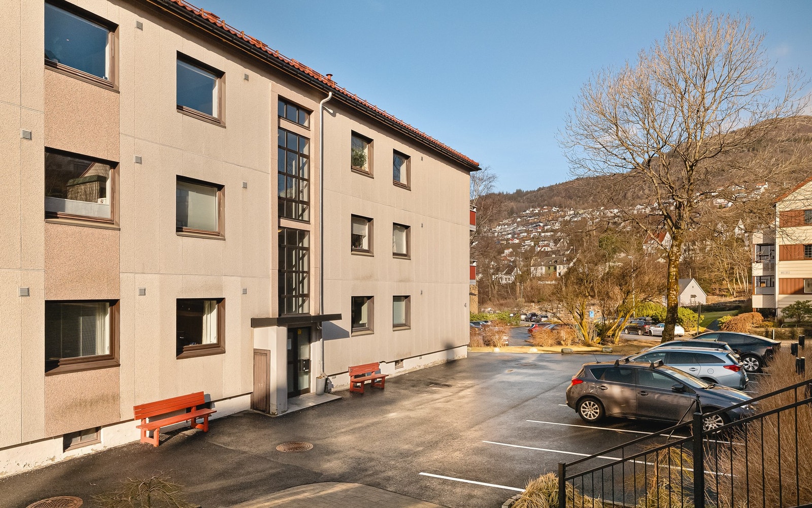 Det er garasjeplasser og parkeringsplasser med elbil-lader som deles ut etter venteliste og ansiennitet. Galleribilde