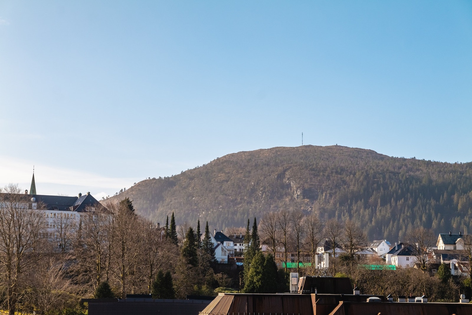 Det ble malt og lagt nytt overflategulv på balkongen i 2020. Galleribilde