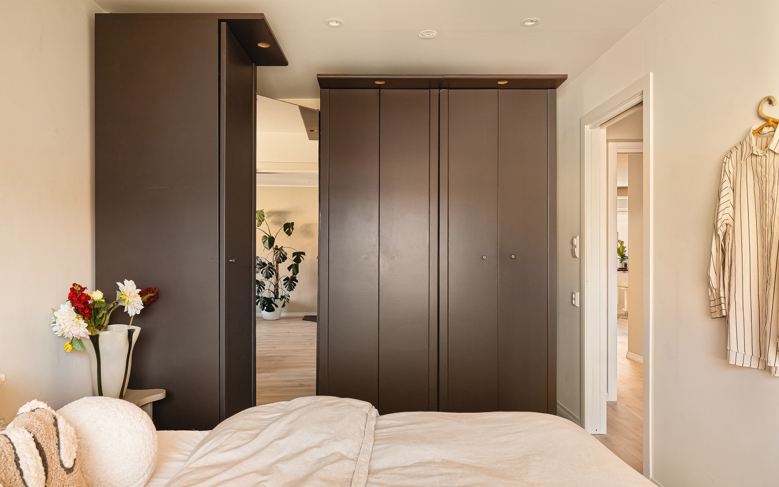 Begge rom kan enkelt møbleres med seng, nattbord og garderobeløsning. Galleribilde