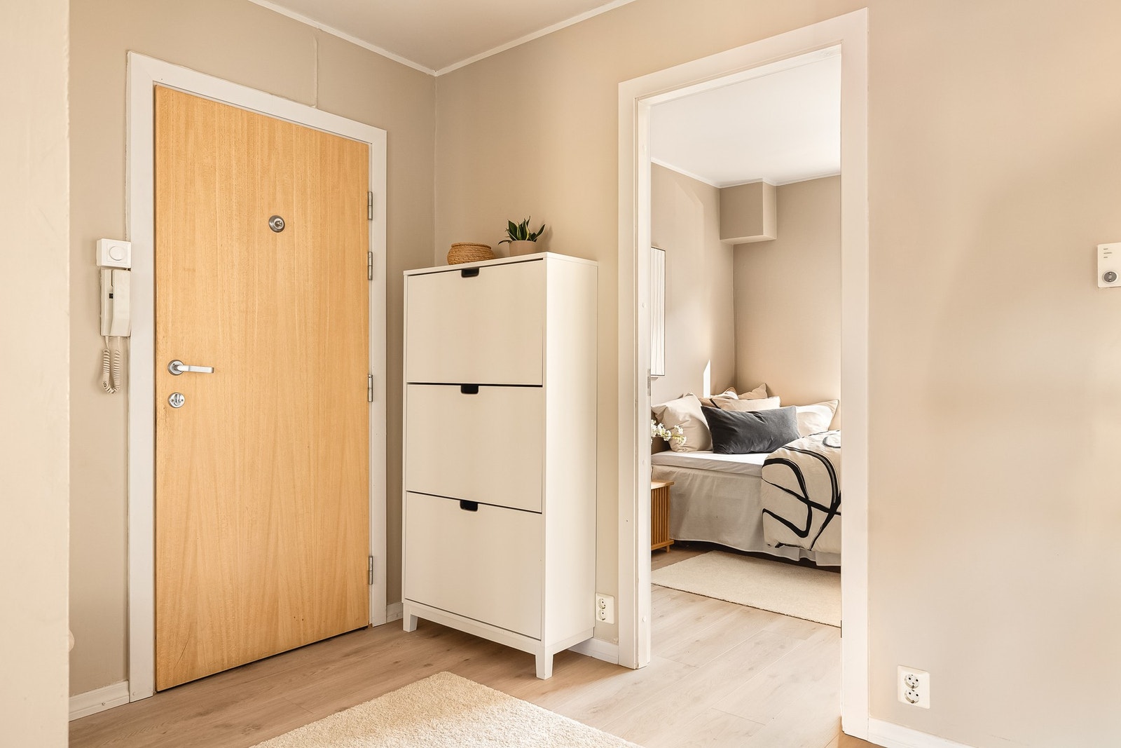 For ytterligere oppbevaringsplass har leiligheten to eksterne boder i kjeller på 5,6 kvm og 1,9 kvm. Leiligheten har også en ekstern bod på loftet med et gulvareal på 5,7 kvm. Galleribilde