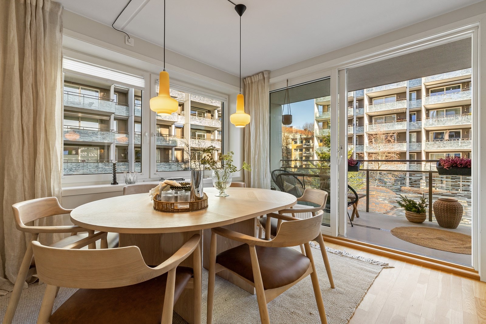 Fra kjøkkenet er det utgang til en østvendt balkong på 11 kvm. Galleribilde