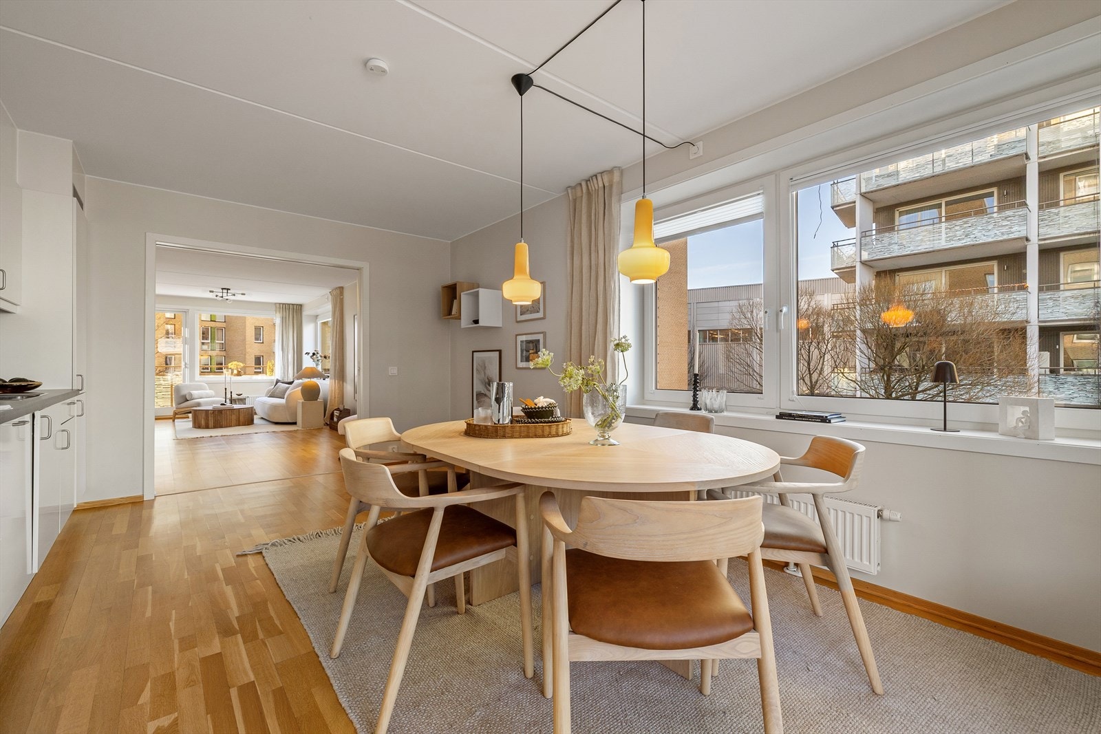 Kjøkkeninnredningen består av glatte skapfronter med over- og underskap. Benkeplaten er i laminat, og det er montert nedfelt platetopp og oppvaskkum. Galleribilde