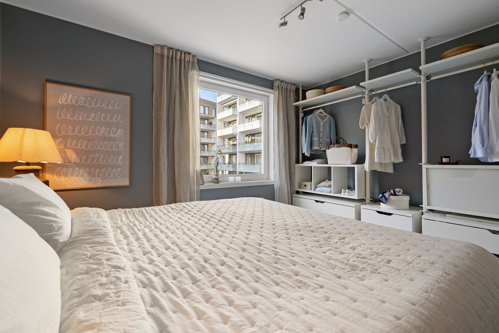 På det største soverommet er det god plass til stor dobbeltseng og tilhørende nattbord. Galleribilde