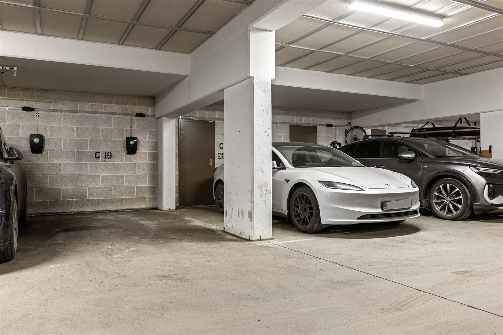 Det medfølger garasjeplass med elbillader. Galleribilde