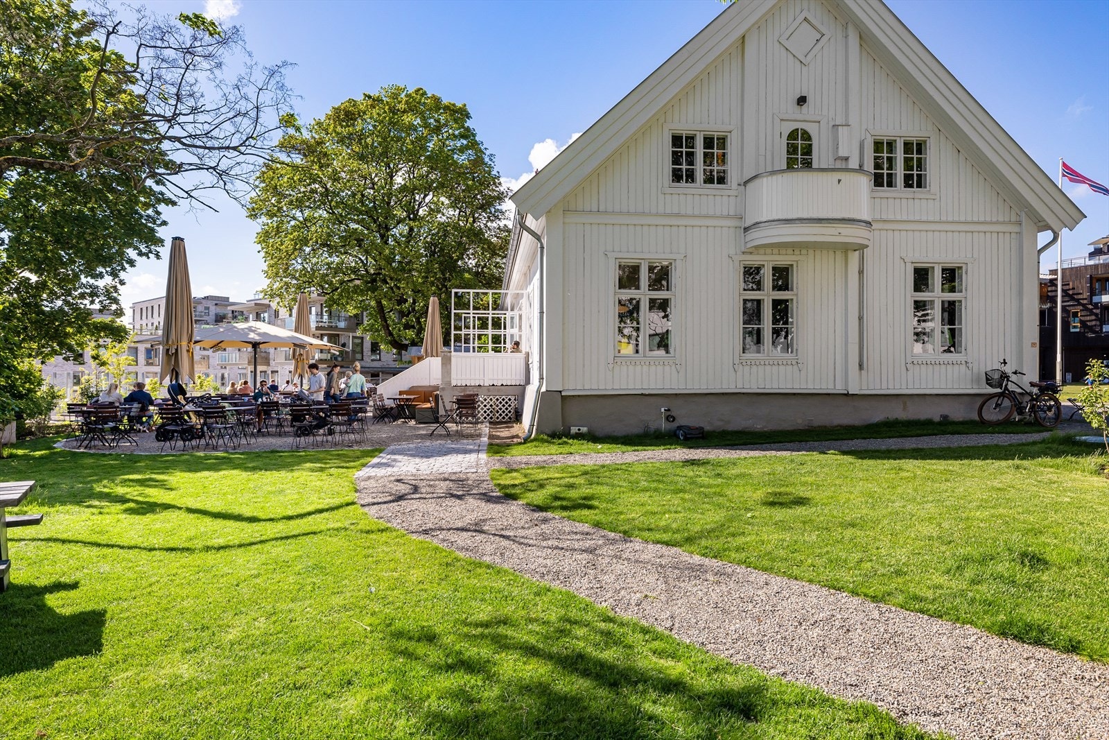 Lillo Gård består av flere servicetilbud som blant annet en stor Meny, Lille O, Kompis, Lille Saigon 1, lillo lounge, blomsterforretning, apotek, kafé m.m. Galleribilde