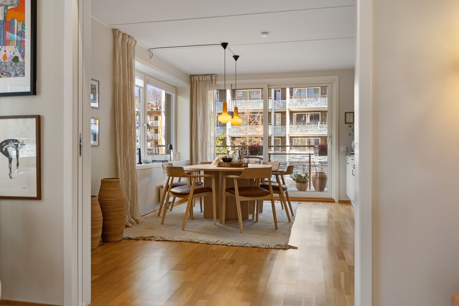 I tilknytning til stuen ligger det romslige kjøkkenet med god plass til spisegruppe. Galleribilde