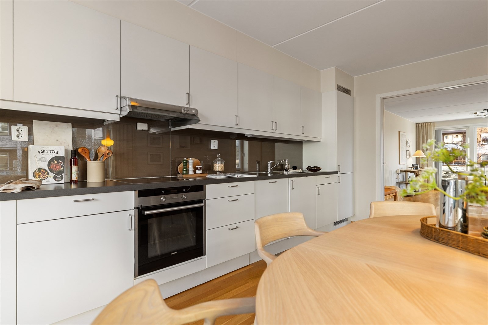 Her er det gode oppbevaringsmuligheter i skuffer og skap og rikelig med benkeplass. Galleribilde