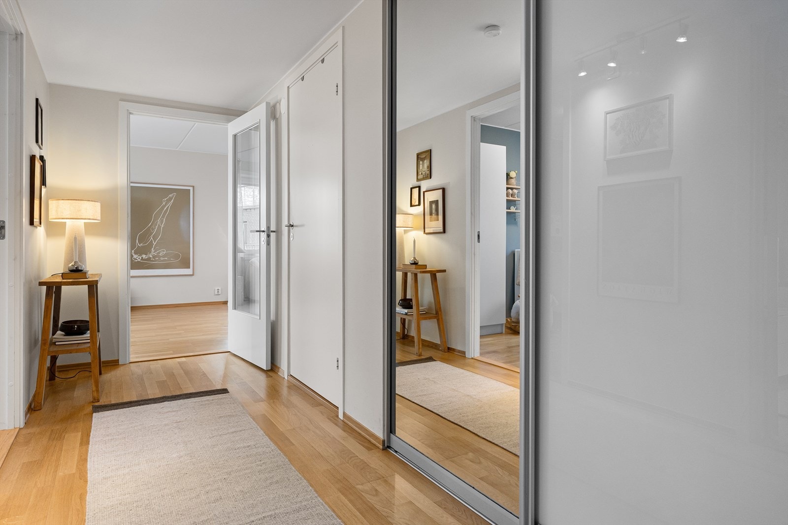 Her er det gode oppbevaringsmuligheter i innebygd skyvedørsgarderobe som strekker seg fra gulv til tak. Galleribilde