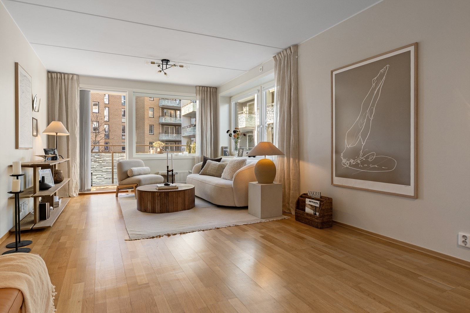 Stuen er meget romslig og har god plass til sofagruppe og mediemøblement. Galleribilde