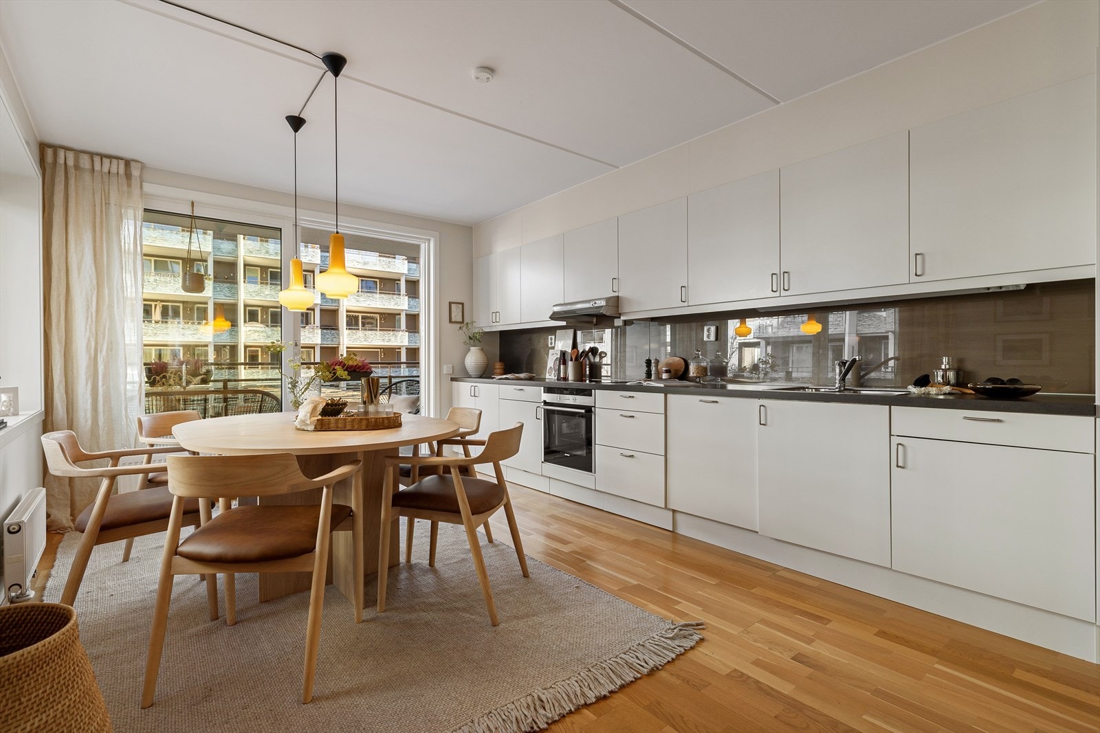 Det er integrerte hvitevarer, herunder kjøl/fryseskap, oppvaskmaskin og stekeovn. Galleribilde