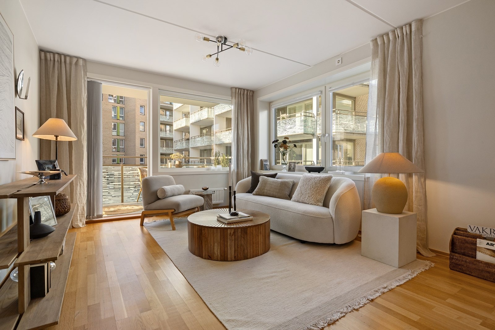 Leiligheten har god planløsning med stort, separat kjøkken, samt to solrike balkonger, en på hver side av leiligheten. Galleribilde