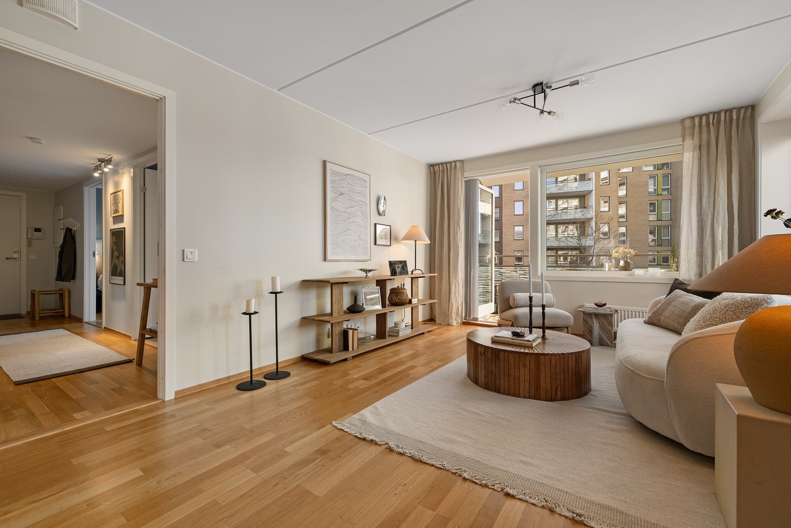 Fantastisk hjørnestue med store vinduer. Galleribilde