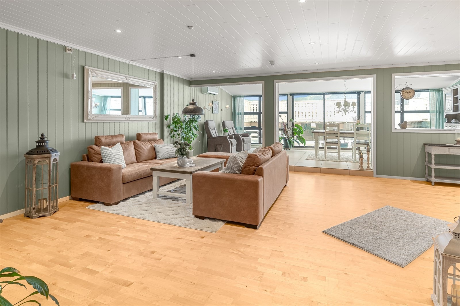 Gulvet på stue og kjøkken er av typen parkett Galleribilde