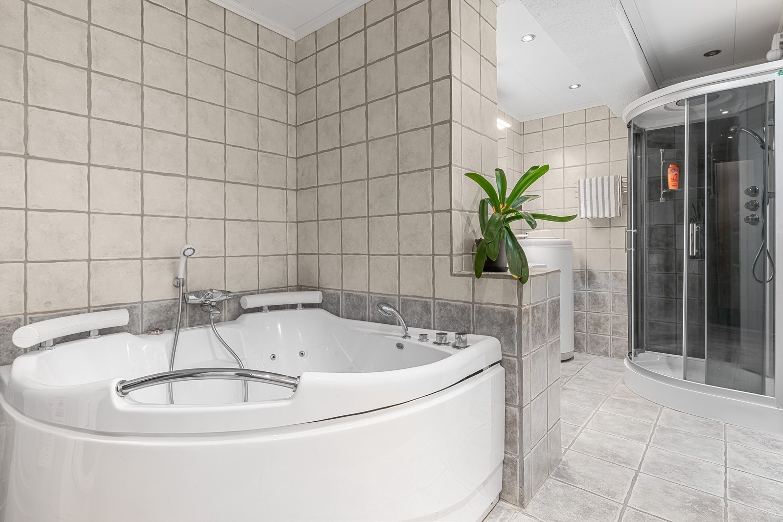 Praktisk innredet baderom med gode løsninger Galleribilde