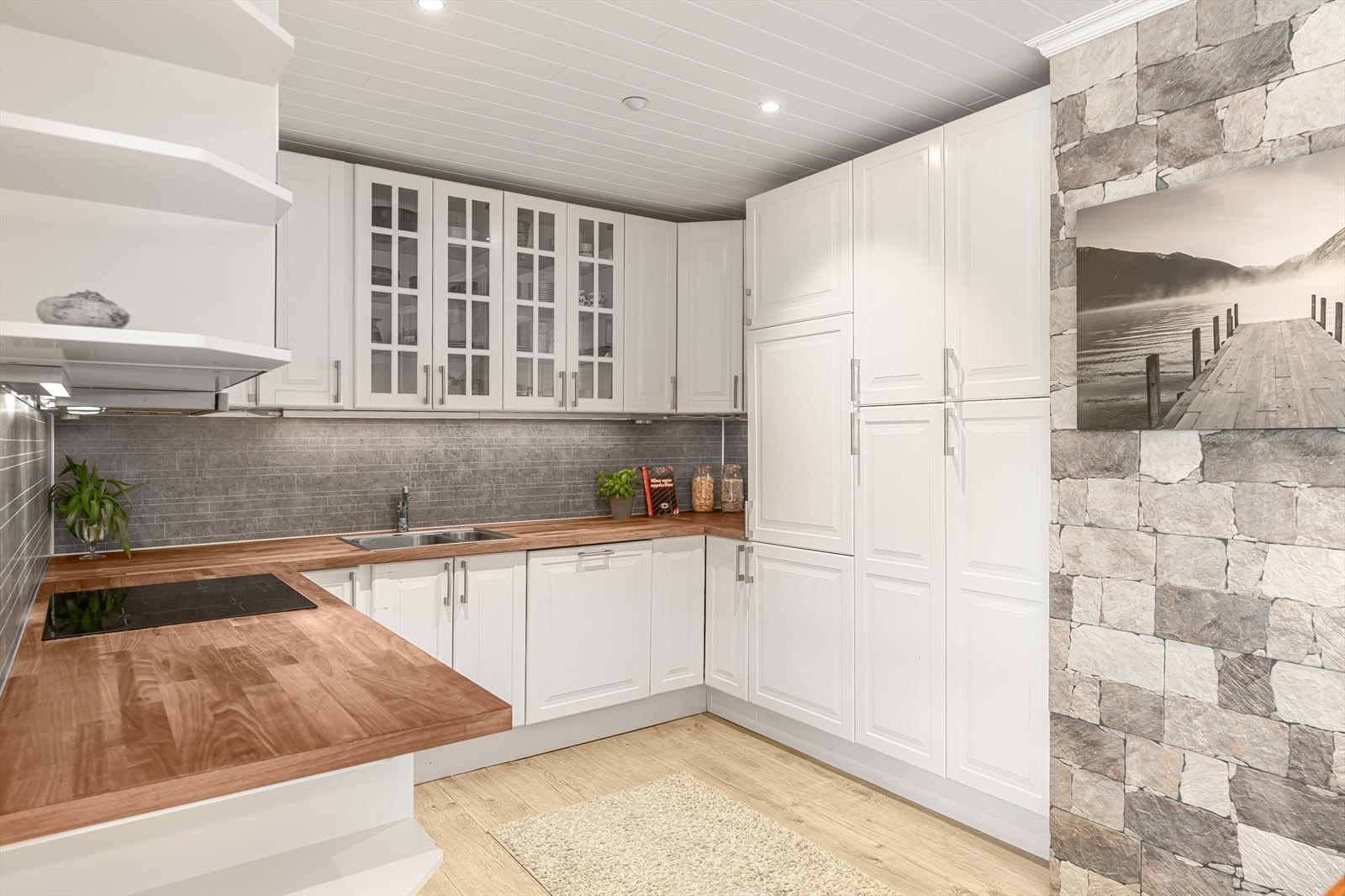 Praktisk kjøkken med gode oppbevaringsmuligheter Galleribilde