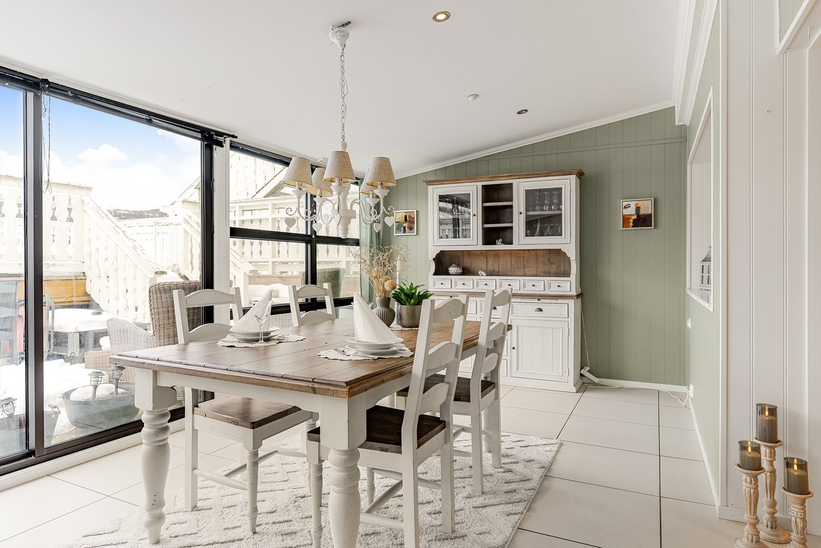 Leiligheten har store vindusflater som gir godt med lys til stue og kjøkken Galleribilde