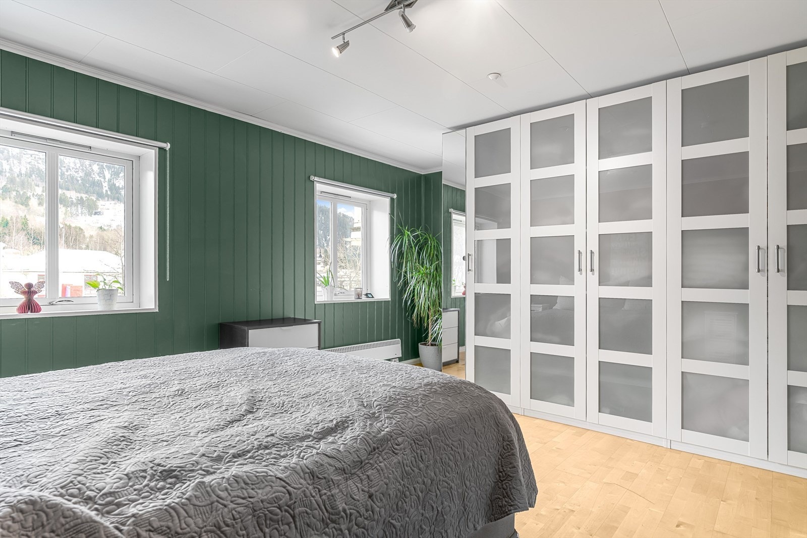 på hovedsoverommet er det godt med skapplass Galleribilde