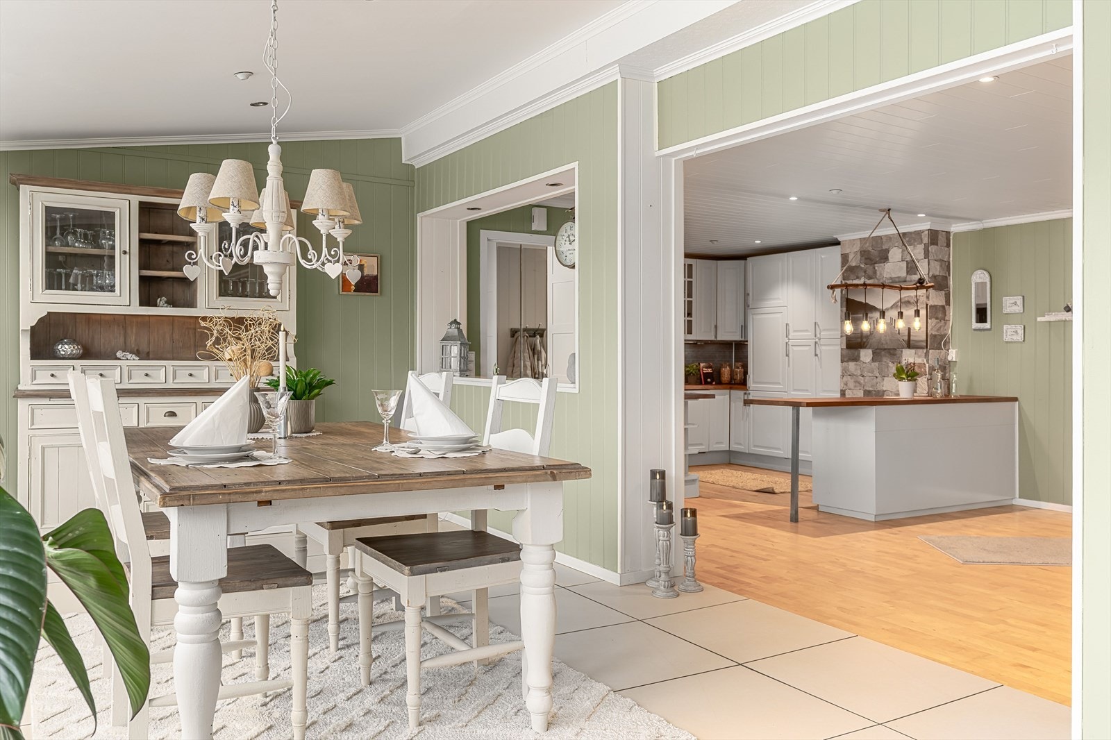 Deler av stue er flislagt med varmekabler Galleribilde