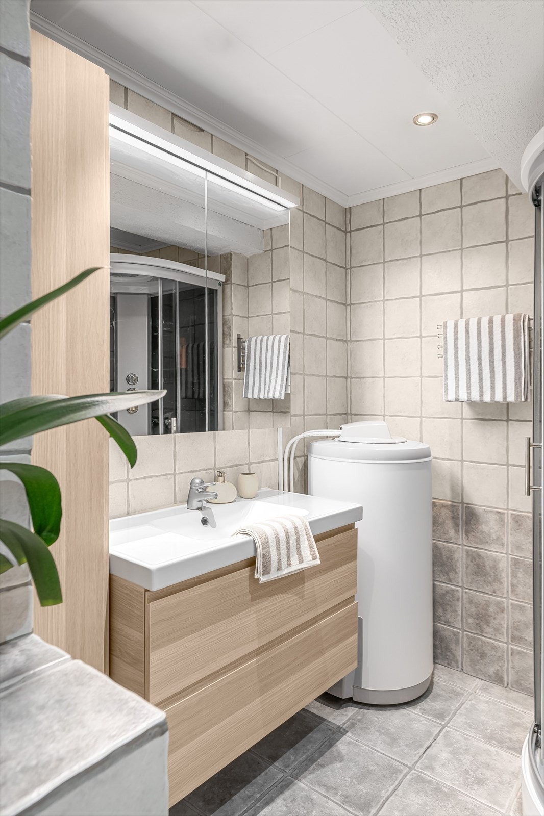 Baderomsinnredning og høyskap fra 2020 Galleribilde