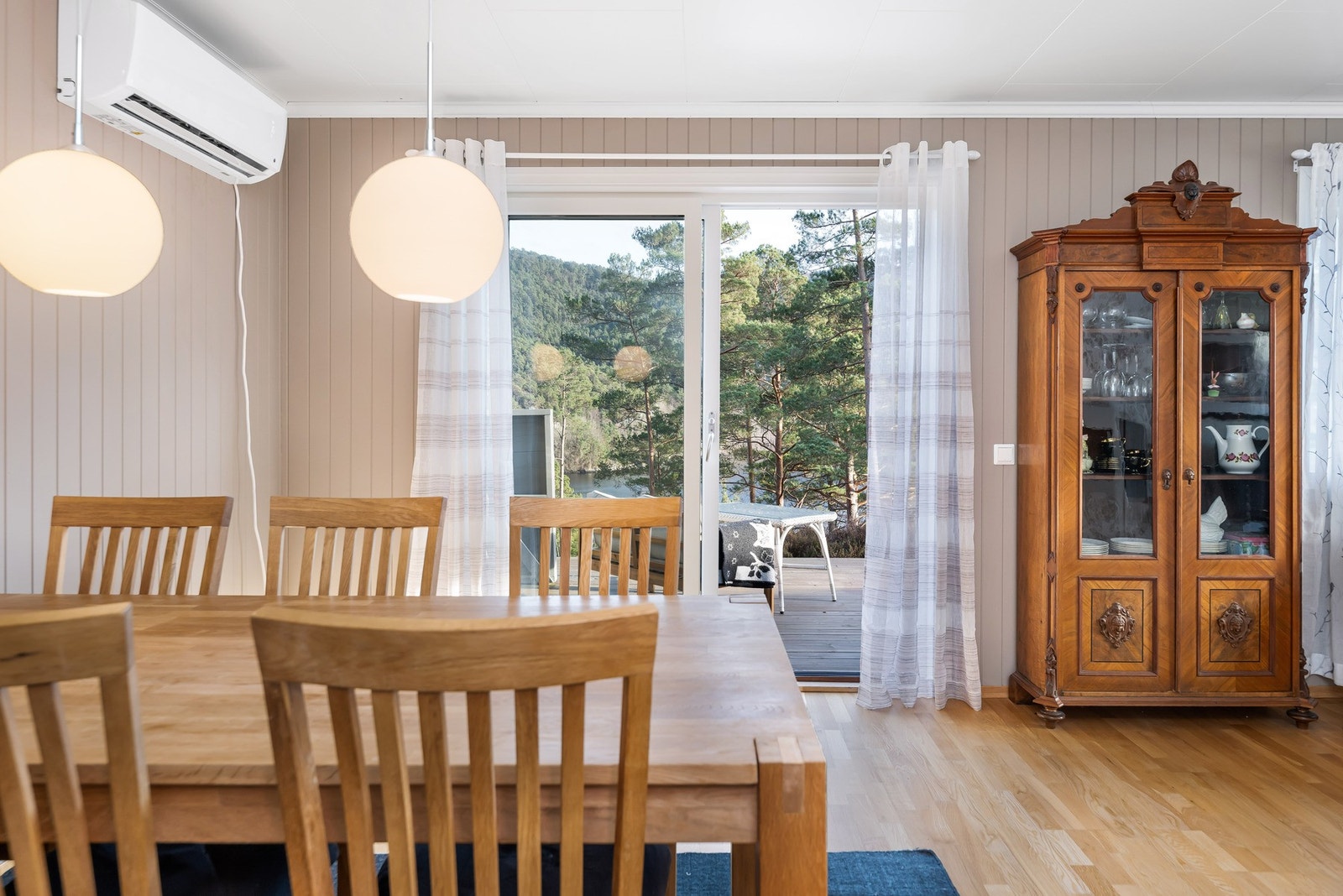 Fra stuen er det utgang til terrassen. Galleribilde