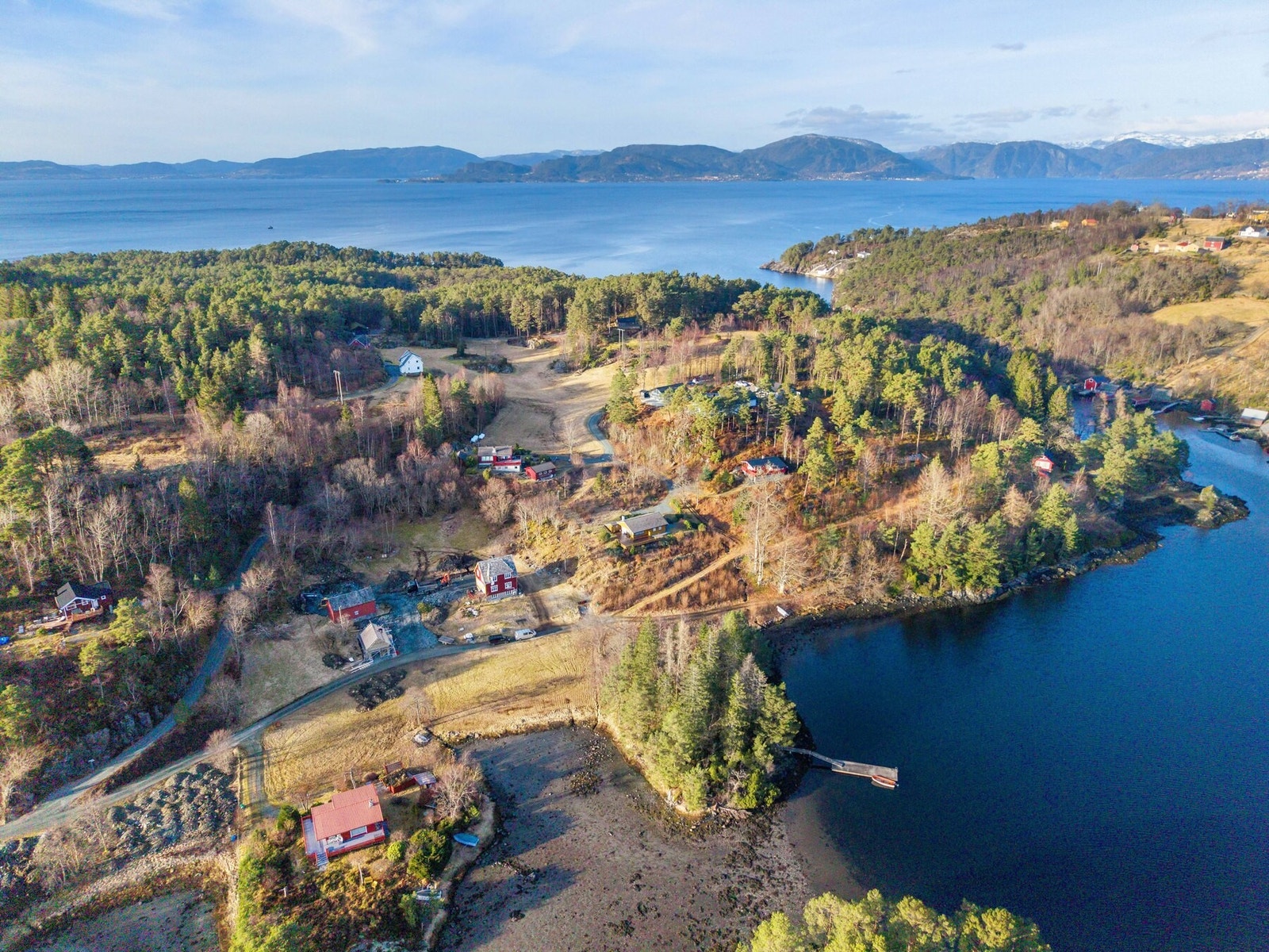Kort kjøreavstand til både skole, barnehage og herlige Myrdal Gard med matservering. Galleribilde