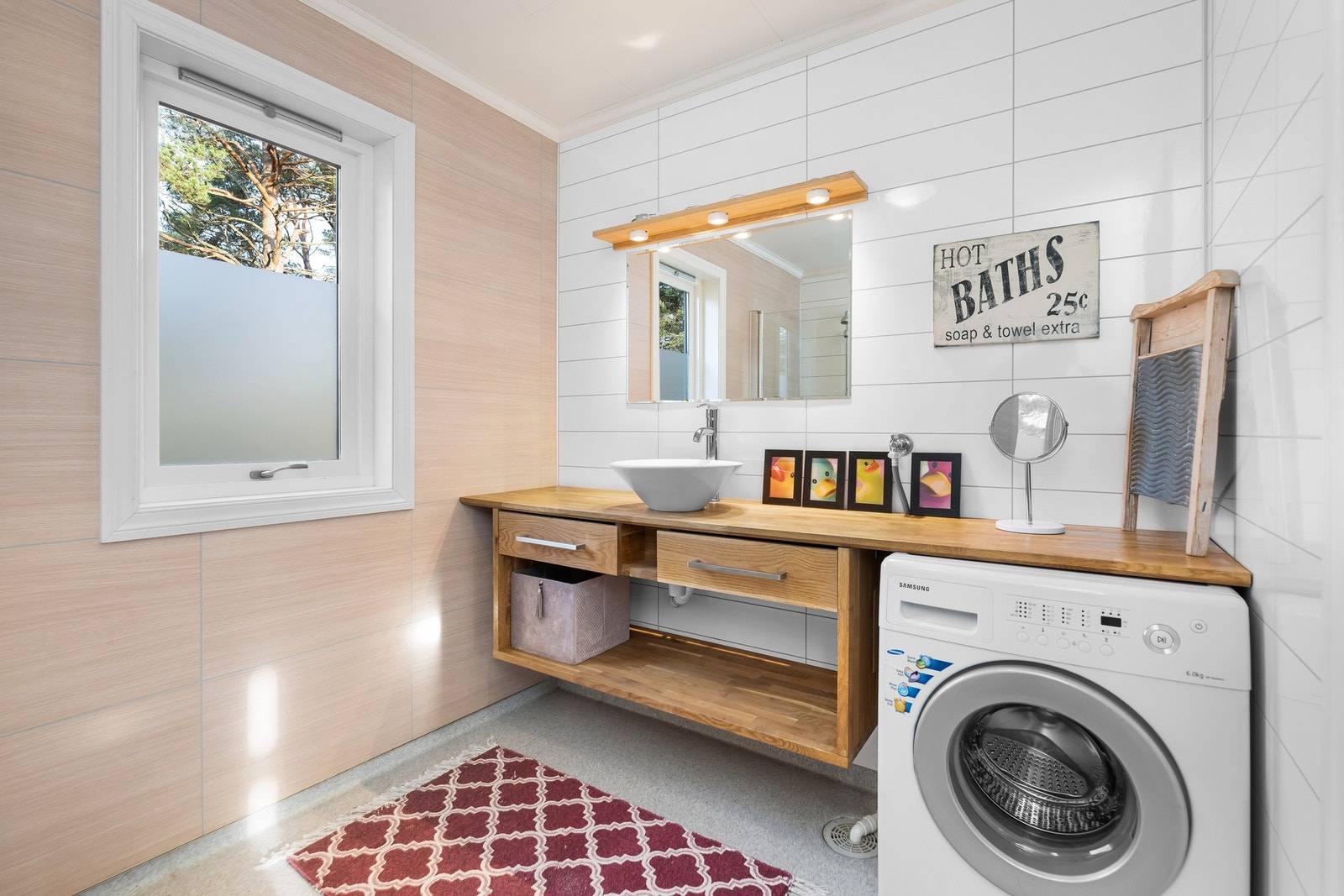 Badet har et areal på 5,9 m². Her er det opplegg for vaskemaskin. Galleribilde