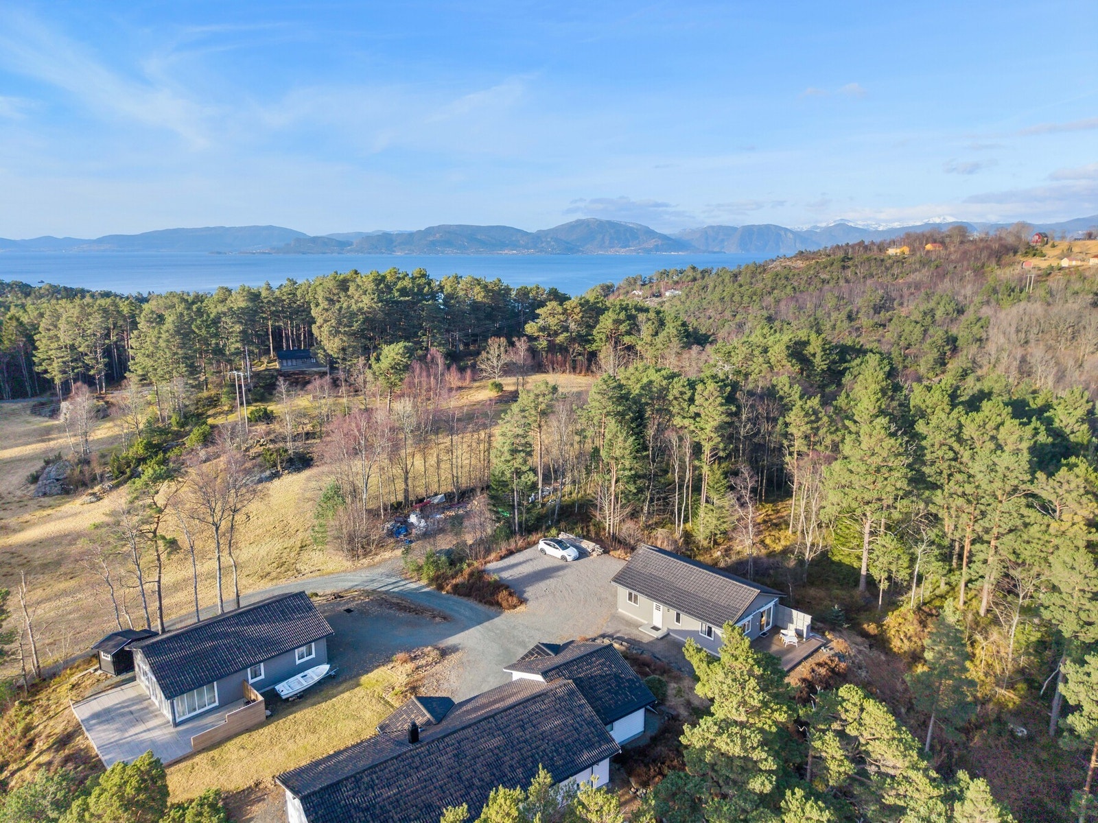 Fra boligen er det ca. 17 minutter å kjøre til Våge ferjekai. Galleribilde