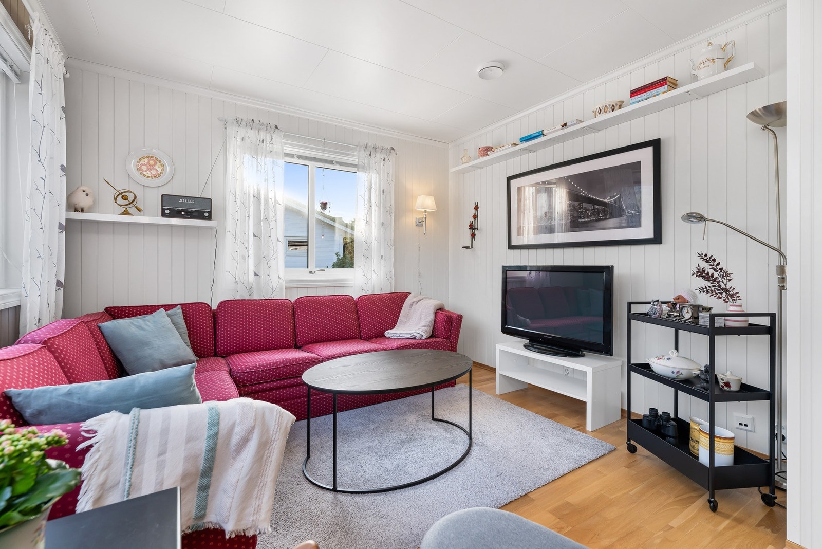 Det er parkettgulv med varmekabler, som sammen med behagelige fargetoner på veggene skaper et innbydende oppholdsrom. Galleribilde